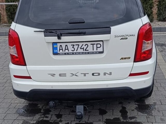 Білий Cанг Йонг Rexton, об'ємом двигуна 2.7 л та пробігом 290 тис. км за 11000 $, фото 3 на Automoto.ua