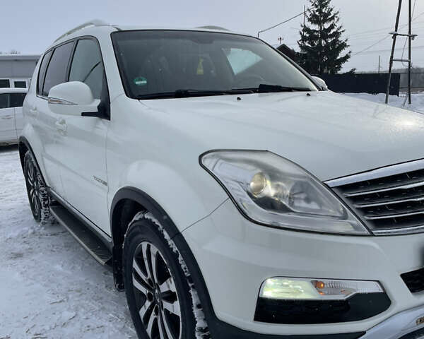 Белый Cанг Йонг Рекстон, объемом двигателя 2.7 л и пробегом 235 тыс. км за 11000 $, фото 8 на Automoto.ua