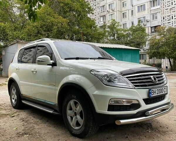 Белый Cанг Йонг Рекстон, объемом двигателя 2.7 л и пробегом 170 тыс. км за 12299 $, фото 4 на Automoto.ua