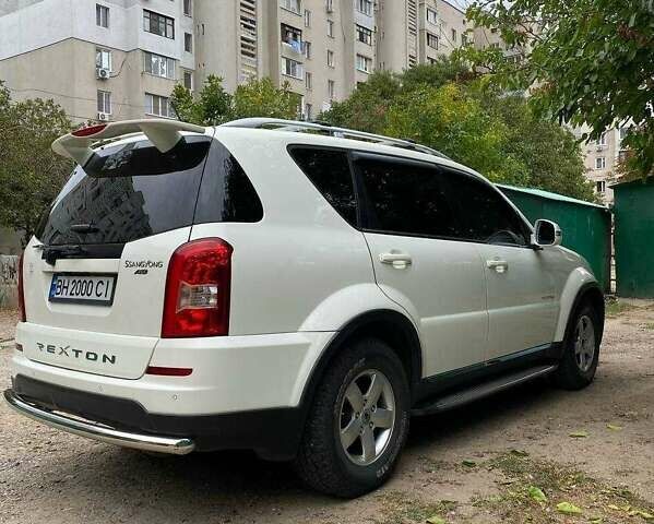 Белый Cанг Йонг Рекстон, объемом двигателя 2.7 л и пробегом 170 тыс. км за 12299 $, фото 3 на Automoto.ua