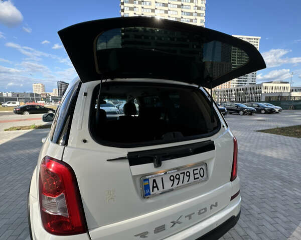 Белый Cанг Йонг Рекстон, объемом двигателя 2.7 л и пробегом 273 тыс. км за 13750 $, фото 14 на Automoto.ua