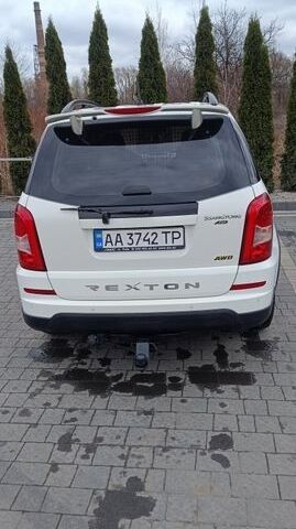 Белый Cанг Йонг Рекстон, объемом двигателя 2.7 л и пробегом 290 тыс. км за 11500 $, фото 3 на Automoto.ua