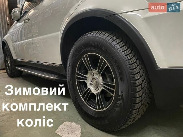 Белый Cанг Йонг Рекстон, объемом двигателя 2.7 л и пробегом 167 тыс. км за 12500 $, фото 64 на Automoto.ua