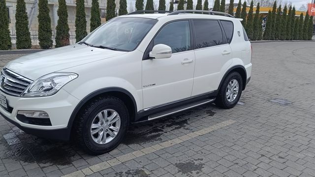 Белый Cанг Йонг Рекстон, объемом двигателя 2.7 л и пробегом 290 тыс. км за 11000 $, фото 6 на Automoto.ua