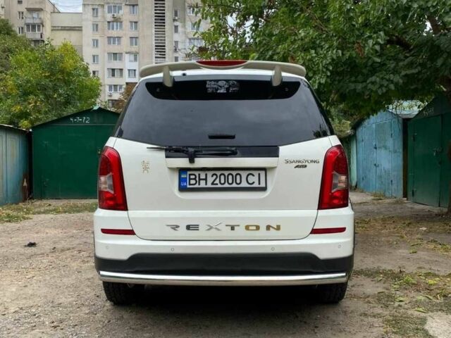 Білий Cанг Йонг Rexton, об'ємом двигуна 2.7 л та пробігом 170 тис. км за 12299 $, фото 2 на Automoto.ua