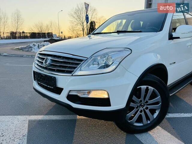 Белый Cанг Йонг Рекстон, объемом двигателя 2.7 л и пробегом 175 тыс. км за 11100 $, фото 7 на Automoto.ua