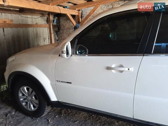 Белый Cанг Йонг Рекстон, объемом двигателя 2 л и пробегом 225 тыс. км за 11500 $, фото 3 на Automoto.ua