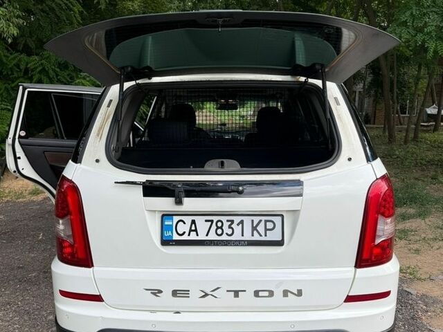 Білий Cанг Йонг Rexton, об'ємом двигуна 2 л та пробігом 82 тис. км за 11500 $, фото 8 на Automoto.ua