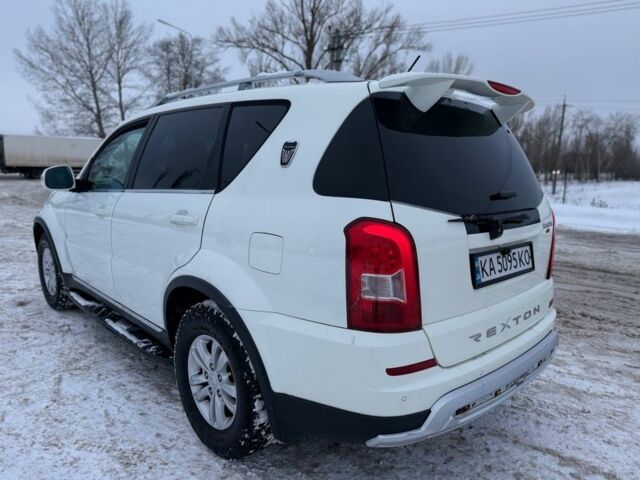 Белый Cанг Йонг Рекстон, объемом двигателя 2 л и пробегом 253 тыс. км за 10000 $, фото 2 на Automoto.ua