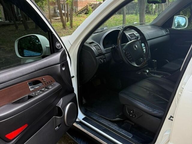 Білий Cанг Йонг Rexton, об'ємом двигуна 2 л та пробігом 82 тис. км за 11500 $, фото 6 на Automoto.ua