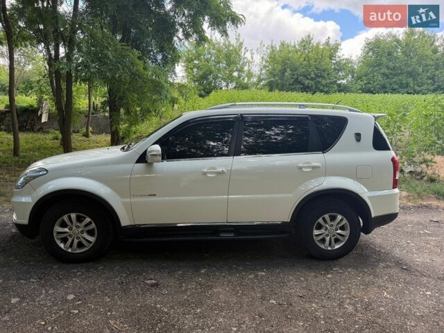 Білий Cанг Йонг Rexton, об'ємом двигуна 2 л та пробігом 82 тис. км за 11500 $, фото 5 на Automoto.ua