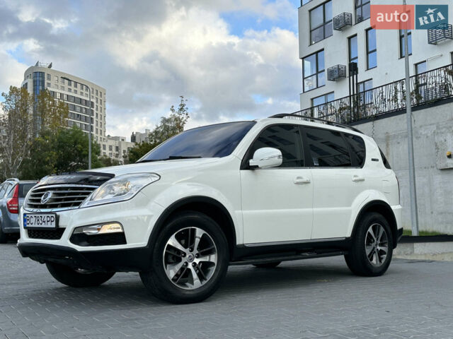 Білий Cанг Йонг Rexton, об'ємом двигуна 2.16 л та пробігом 100 тис. км за 17500 $, фото 7 на Automoto.ua