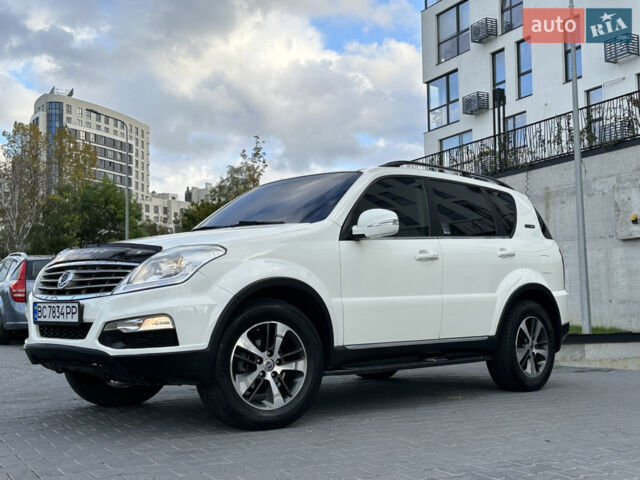 Білий Cанг Йонг Rexton, об'ємом двигуна 2.16 л та пробігом 100 тис. км за 17500 $, фото 7 на Automoto.ua