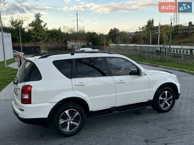 Білий Cанг Йонг Rexton, об'ємом двигуна 2.16 л та пробігом 100 тис. км за 17500 $, фото 45 на Automoto.ua