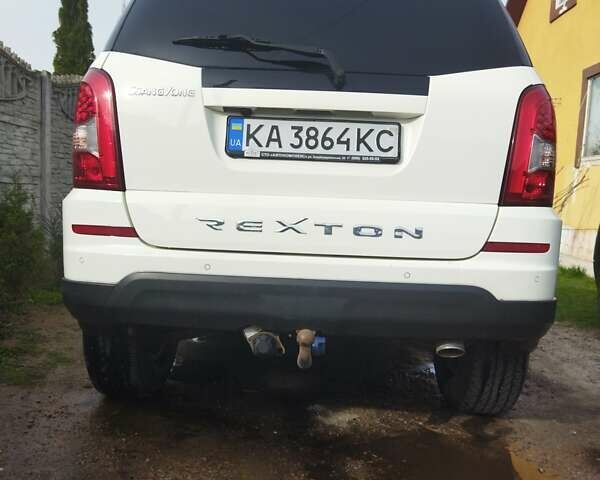 Білий Cанг Йонг Rexton, об'ємом двигуна 2.2 л та пробігом 130 тис. км за 17500 $, фото 20 на Automoto.ua