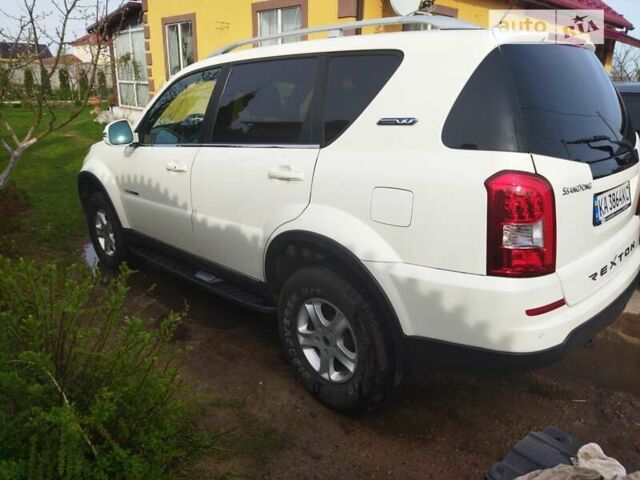 Білий Cанг Йонг Rexton, об'ємом двигуна 2.2 л та пробігом 130 тис. км за 17000 $, фото 6 на Automoto.ua