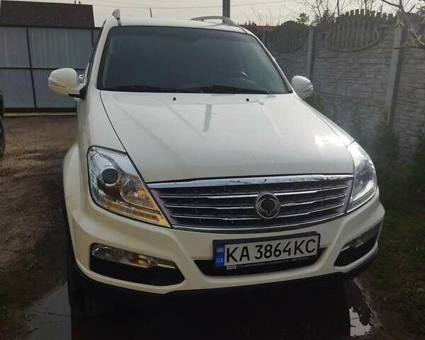 Білий Cанг Йонг Rexton, об'ємом двигуна 2.2 л та пробігом 130 тис. км за 17500 $, фото 4 на Automoto.ua