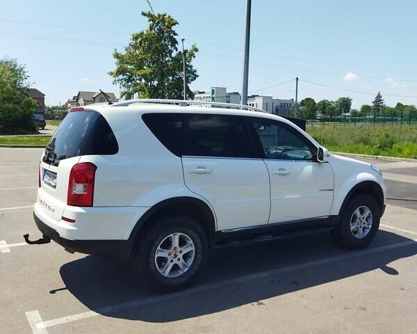 Белый Cанг Йонг Рекстон, объемом двигателя 2.2 л и пробегом 154 тыс. км за 14999 $, фото 7 на Automoto.ua