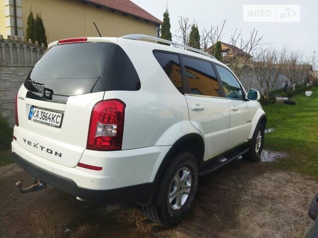 Білий Cанг Йонг Rexton, об'ємом двигуна 2.2 л та пробігом 130 тис. км за 17000 $, фото 7 на Automoto.ua