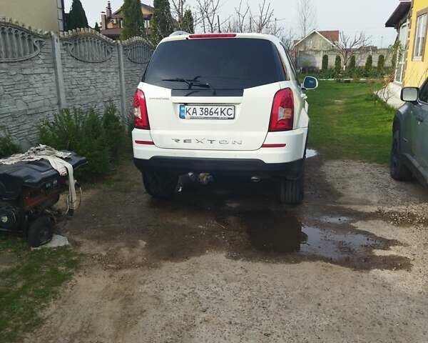 Белый Cанг Йонг Рекстон, объемом двигателя 2.2 л и пробегом 130 тыс. км за 14000 $, фото 1 на Automoto.ua