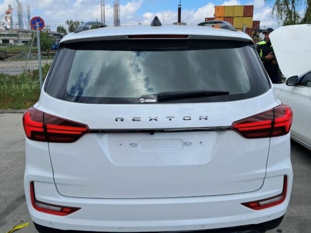 Білий Cанг Йонг Rexton, об'ємом двигуна 2.2 л та пробігом 15 тис. км за 43999 $, фото 3 на Automoto.ua