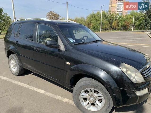 Черный Cанг Йонг Рекстон, объемом двигателя 2.5 л и пробегом 300 тыс. км за 4900 $, фото 2 на Automoto.ua