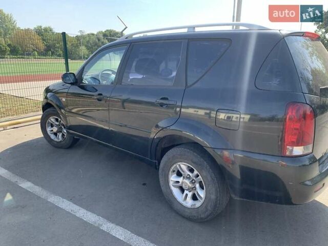 Черный Cанг Йонг Рекстон, объемом двигателя 2.5 л и пробегом 300 тыс. км за 4900 $, фото 1 на Automoto.ua