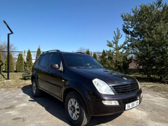 Черный Cанг Йонг Рекстон, объемом двигателя 2.5 л и пробегом 300 тыс. км за 3500 $, фото 2 на Automoto.ua