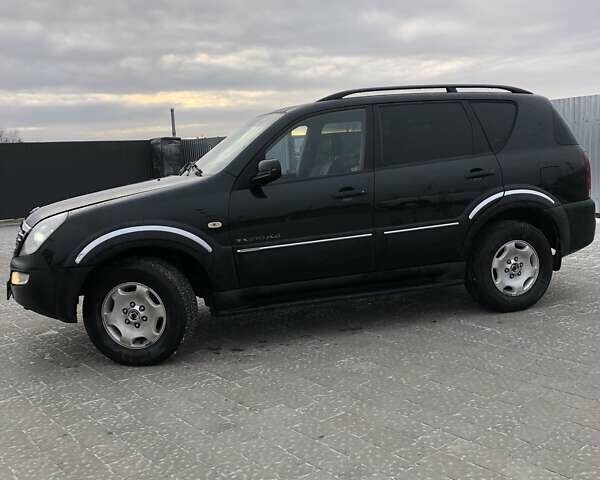 Чорний Cанг Йонг Rexton, об'ємом двигуна 2.7 л та пробігом 130 тис. км за 7500 $, фото 2 на Automoto.ua