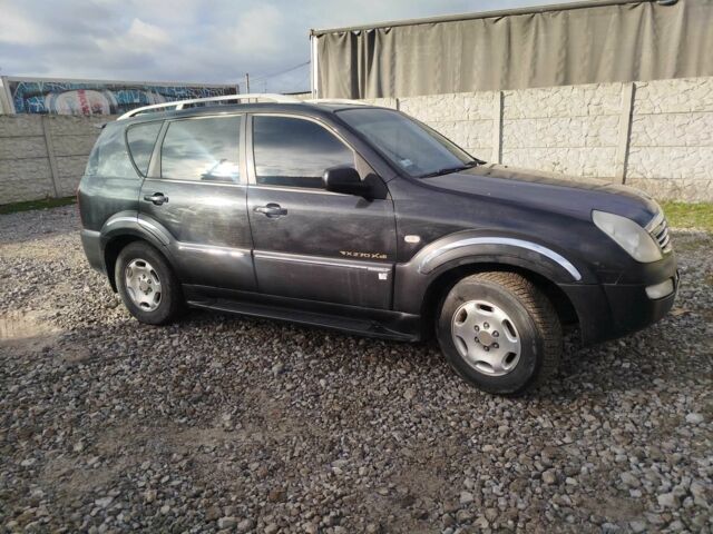 Черный Cанг Йонг Рекстон, объемом двигателя 2.7 л и пробегом 246 тыс. км за 5000 $, фото 2 на Automoto.ua