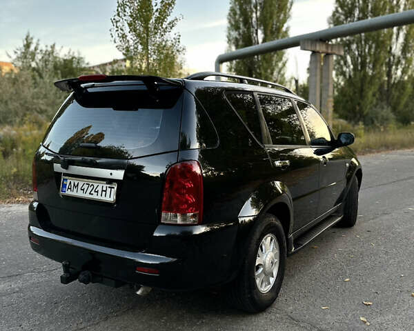 Черный Cанг Йонг Рекстон, объемом двигателя 2.8 л и пробегом 200 тыс. км за 6500 $, фото 4 на Automoto.ua