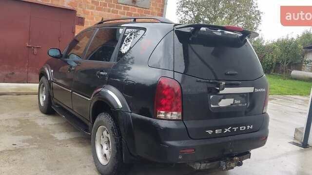 Черный Cанг Йонг Рекстон, объемом двигателя 2.7 л и пробегом 300 тыс. км за 3800 $, фото 1 на Automoto.ua