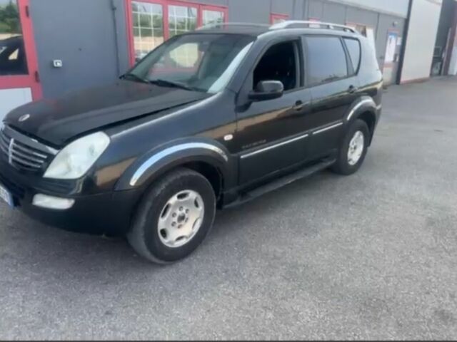 Чорний Cанг Йонг Rexton, об'ємом двигуна 2.7 л та пробігом 195 тис. км за 3500 $, фото 4 на Automoto.ua