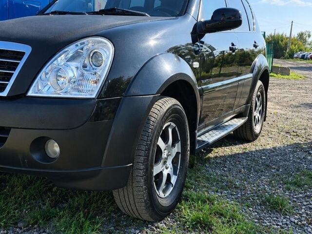 Чорний Cанг Йонг Rexton, об'ємом двигуна 2.7 л та пробігом 329 тис. км за 6999 $, фото 2 на Automoto.ua
