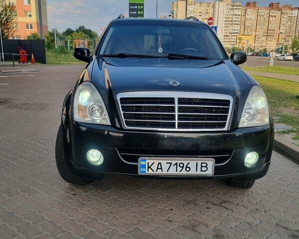 Черный Cанг Йонг Рекстон, объемом двигателя 2.7 л и пробегом 190 тыс. км за 7700 $, фото 2 на Automoto.ua