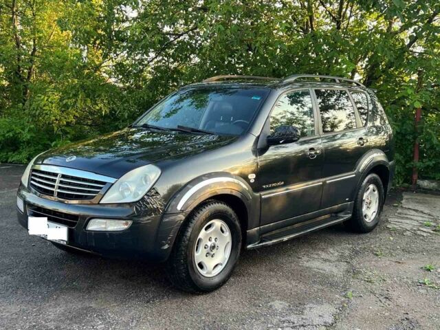 Черный Cанг Йонг Рекстон, объемом двигателя 2.7 л и пробегом 300 тыс. км за 3300 $, фото 2 на Automoto.ua