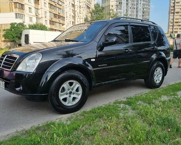 Черный Cанг Йонг Рекстон, объемом двигателя 2.7 л и пробегом 190 тыс. км за 7700 $, фото 4 на Automoto.ua