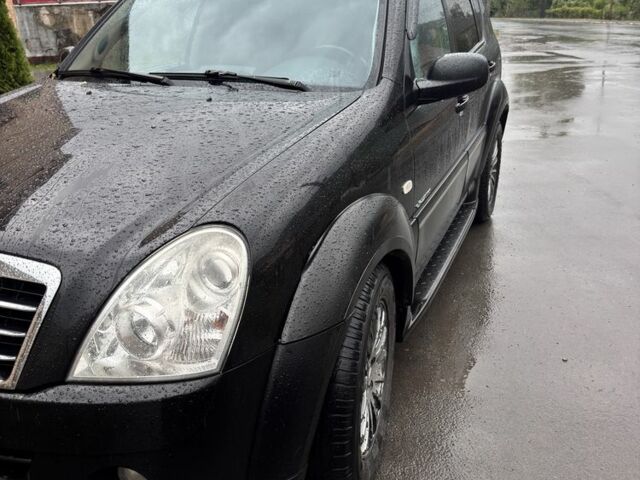 Черный Cанг Йонг Рекстон, объемом двигателя 2.7 л и пробегом 385 тыс. км за 5500 $, фото 1 на Automoto.ua