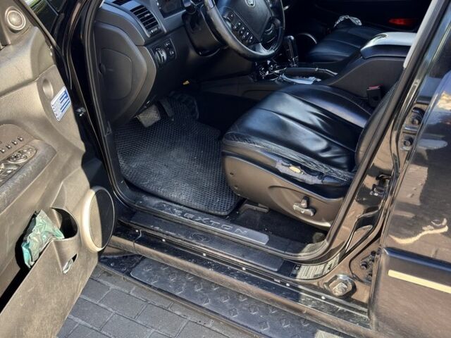 Черный Cанг Йонг Рекстон, объемом двигателя 2.7 л и пробегом 385 тыс. км за 5500 $, фото 12 на Automoto.ua