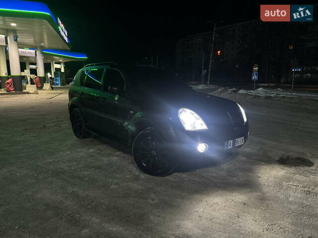 Черный Cанг Йонг Рекстон, объемом двигателя 2.7 л и пробегом 300 тыс. км за 8000 $, фото 1 на Automoto.ua