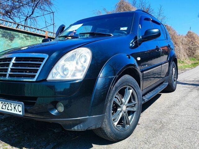 Черный Cанг Йонг Рекстон, объемом двигателя 2.7 л и пробегом 320 тыс. км за 7300 $, фото 6 на Automoto.ua