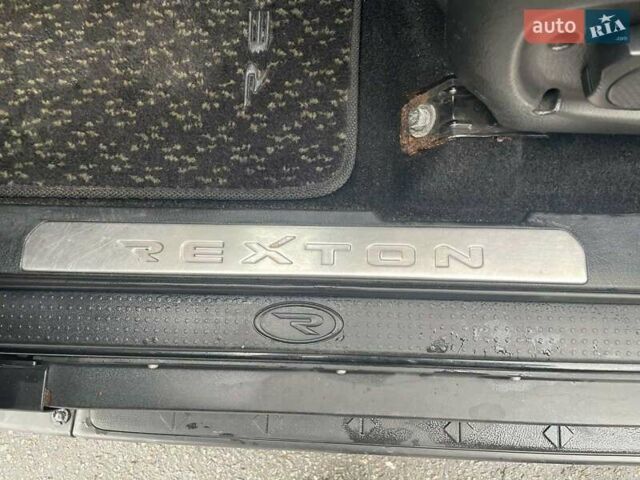 Чорний Cанг Йонг Rexton, об'ємом двигуна 2.7 л та пробігом 188 тис. км за 8650 $, фото 38 на Automoto.ua