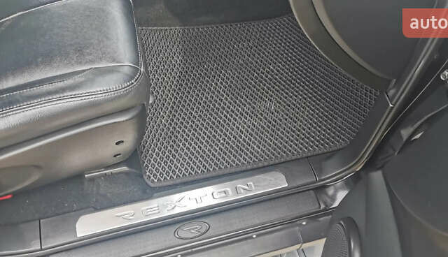 Чорний Cанг Йонг Rexton, об'ємом двигуна 2.7 л та пробігом 211 тис. км за 10700 $, фото 14 на Automoto.ua