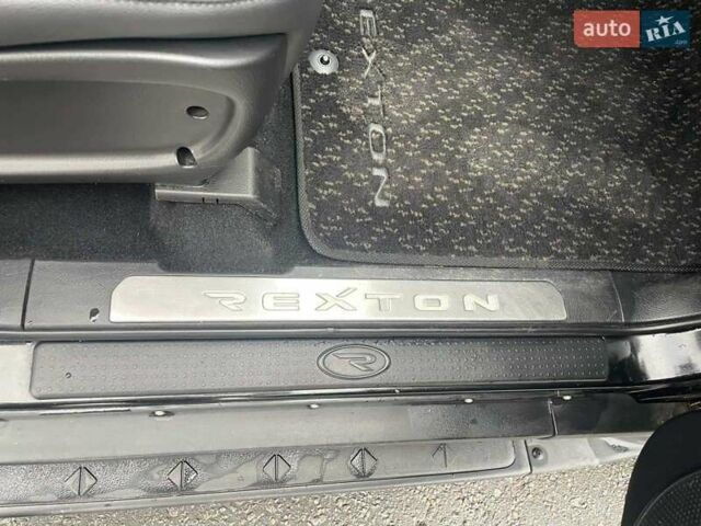 Чорний Cанг Йонг Rexton, об'ємом двигуна 2.7 л та пробігом 188 тис. км за 8650 $, фото 33 на Automoto.ua