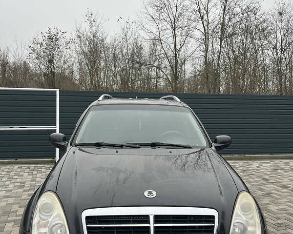 Черный Cанг Йонг Рекстон, объемом двигателя 2.7 л и пробегом 318 тыс. км за 8700 $, фото 1 на Automoto.ua