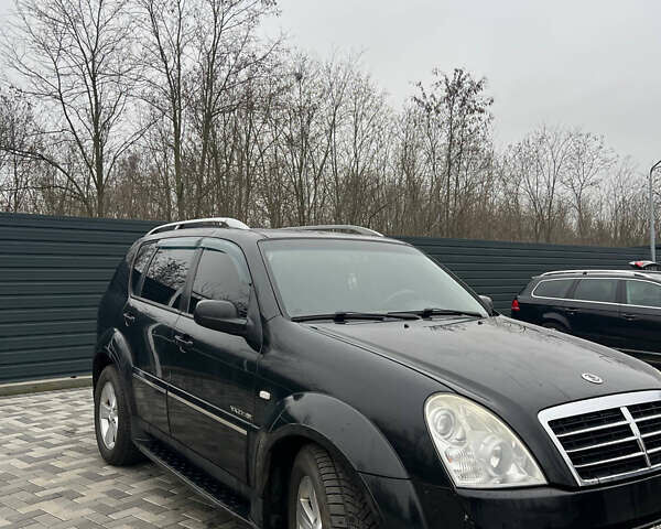 Черный Cанг Йонг Рекстон, объемом двигателя 2.7 л и пробегом 318 тыс. км за 8700 $, фото 3 на Automoto.ua