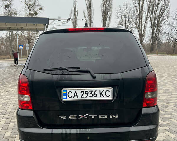Черный Cанг Йонг Рекстон, объемом двигателя 2.7 л и пробегом 318 тыс. км за 8700 $, фото 4 на Automoto.ua
