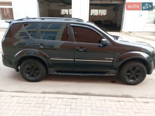 Чорний Cанг Йонг Rexton, об'ємом двигуна 2.7 л та пробігом 294 тис. км за 8499 $, фото 1 на Automoto.ua