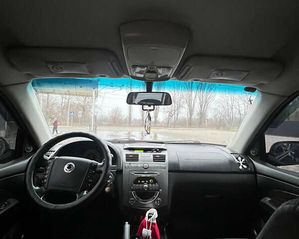 Черный Cанг Йонг Рекстон, объемом двигателя 2.7 л и пробегом 318 тыс. км за 8700 $, фото 9 на Automoto.ua