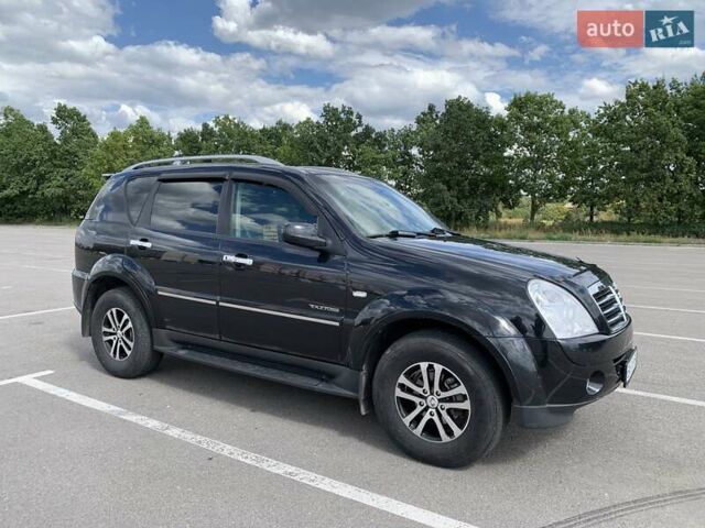 Чорний Cанг Йонг Rexton, об'ємом двигуна 2.7 л та пробігом 200 тис. км за 10500 $, фото 2 на Automoto.ua